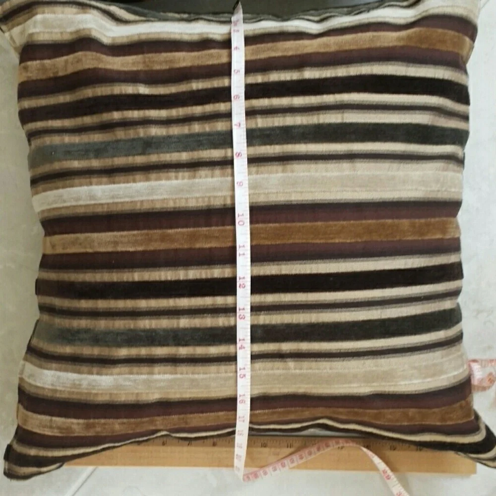 2 decorative pillows